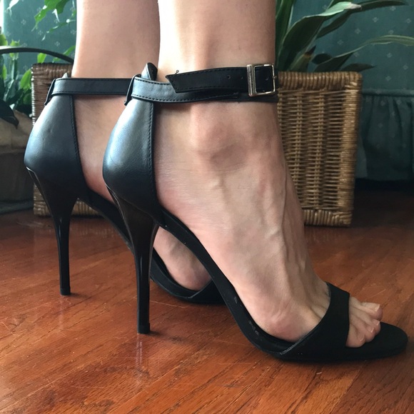 SLEEK BLACK OPEN TOE HEELS. - Picture 4 of 6
